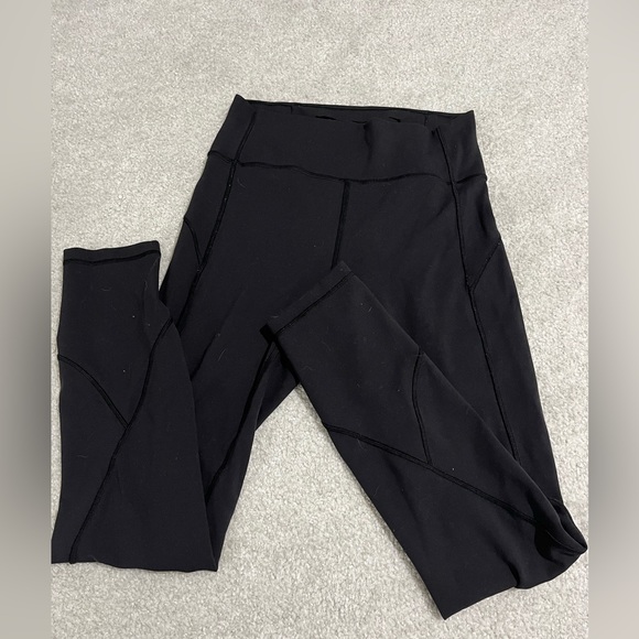 Black Lululemon In Movement 7/8 Tight *Everlux 25" Size 6 - Picture 3 of 4